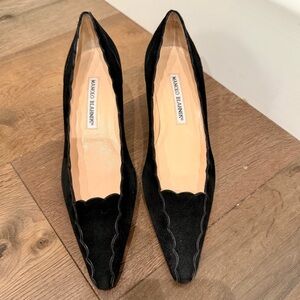 MANOLO BLAHNIK SRILASCA
50 SCALLOPED SUEDE PUMPS size 36.5 Great Condition